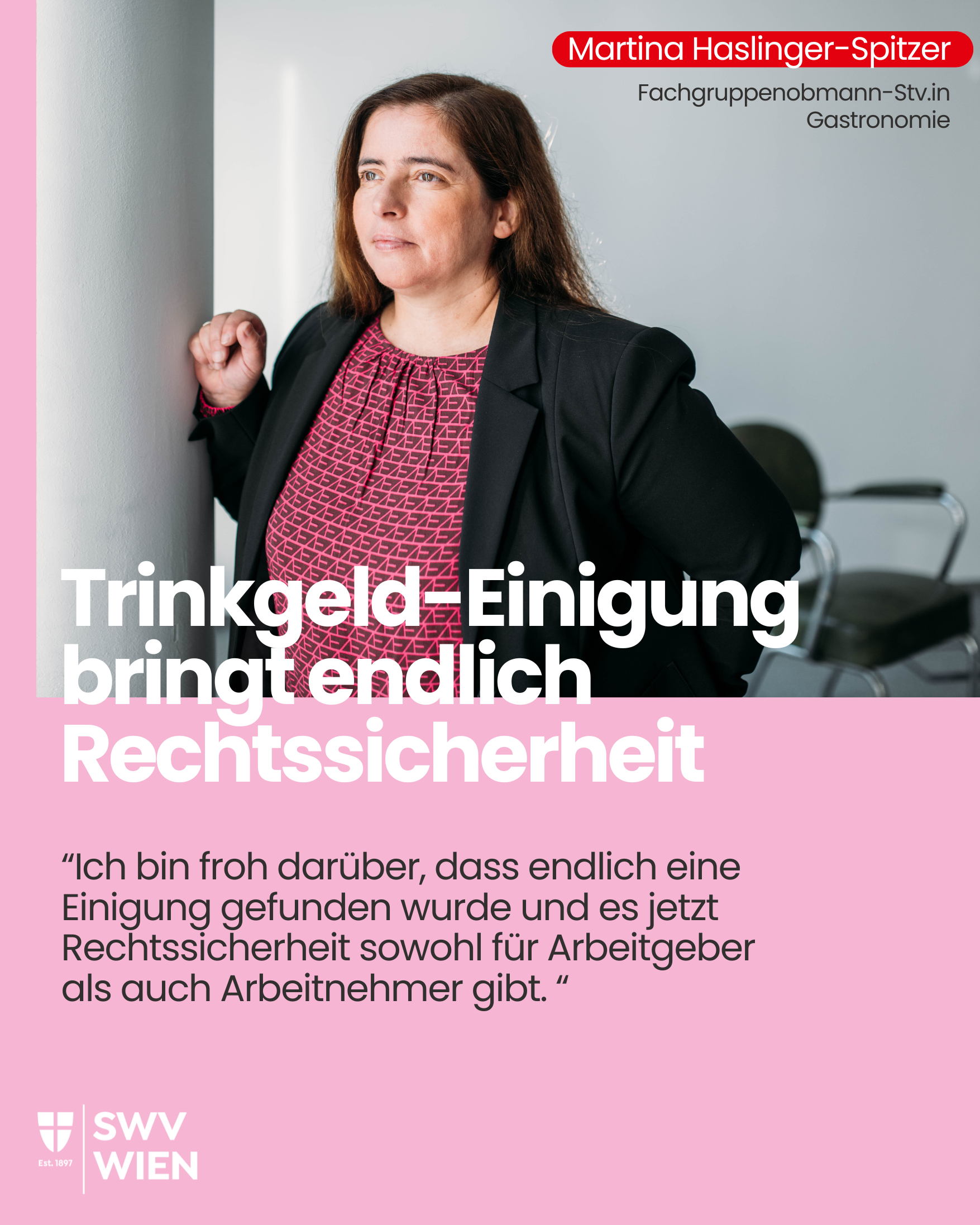Eine Frau schaut beim Fenster hinaus