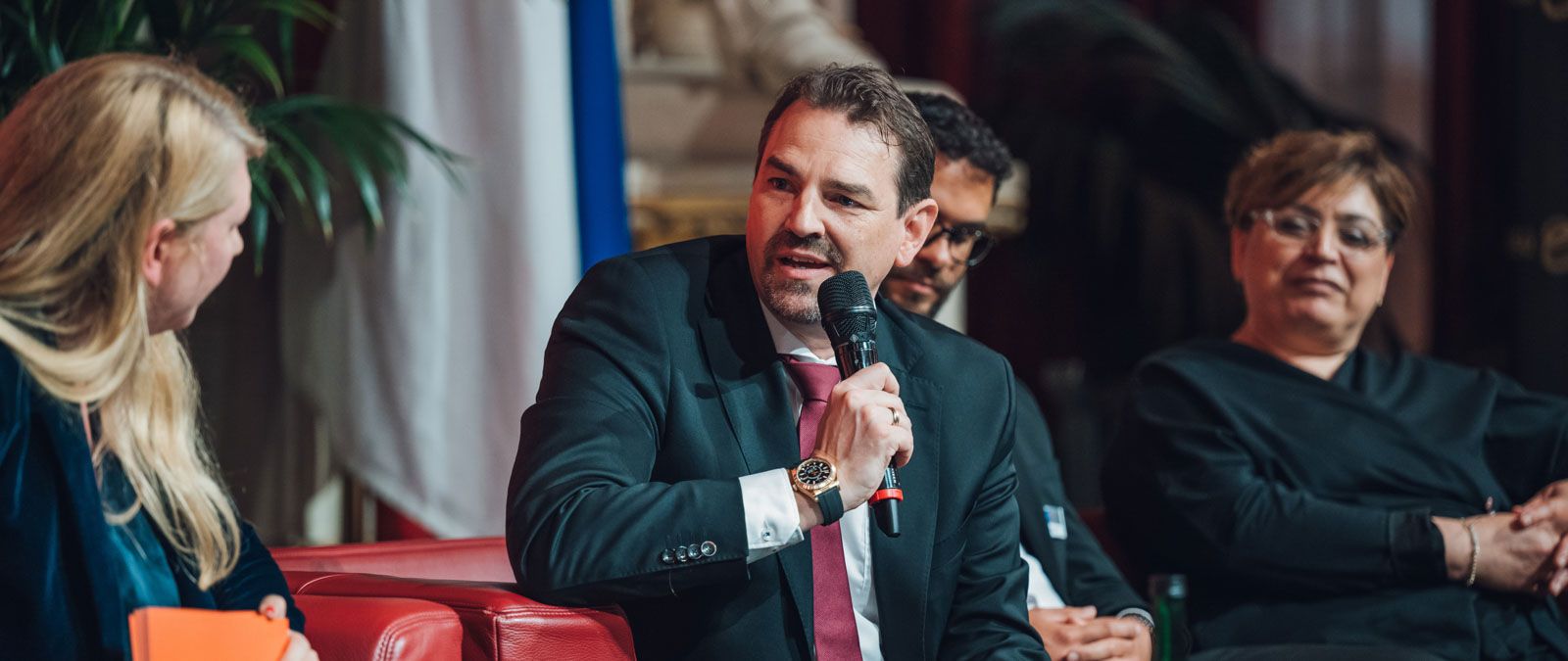 SWV WIEN Präsident Marko Fischer spricht in einem Panel zum Thema Fachkräftemangel.