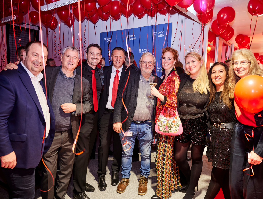 SWV WIEN Funktionäre posieren für ein Gruppenfoto auf der Weihnachtsfeier.