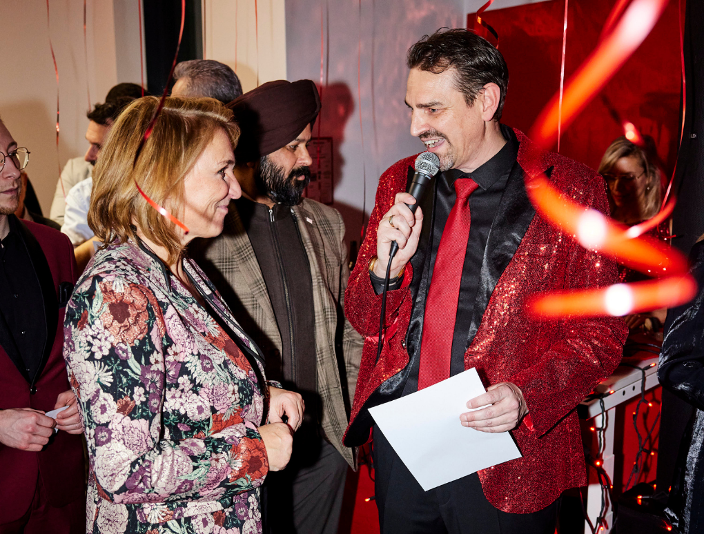 Marko Fischer verkündet die Gewinner von der Weihnachts Tombola.