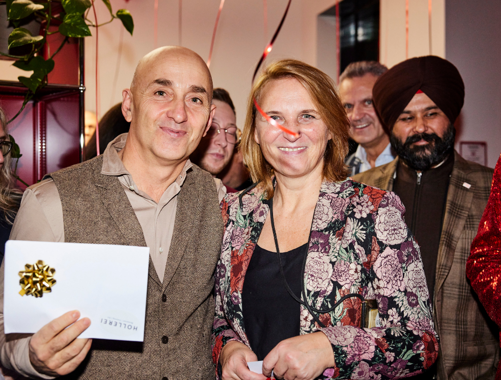 Phillip Phillipov und Margit Stolzlechner halten einen Gutschein für die Hollerei.