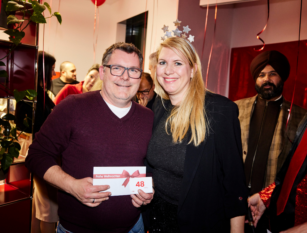 Elisabeth Hakel und ein Gast halten ein ARBÖ Gutschein.