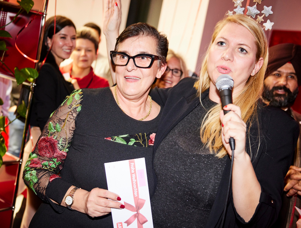 Hristina Todorova und Elisabeth Hakel halten ein ARBÖ Gutschein.