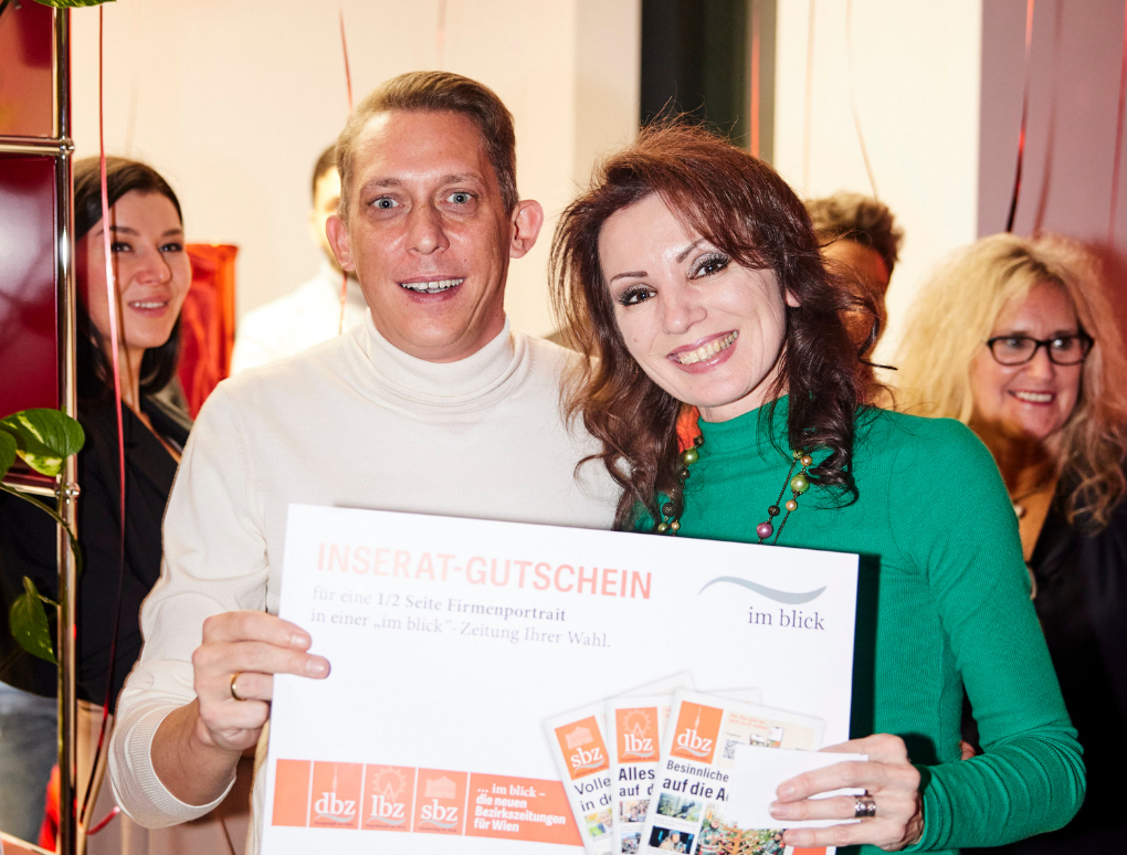 Harald Marschalek und Nadeschda Schukoff halten ein Inserat-Gutschein von der Bezirkszeitung "Im Blick".