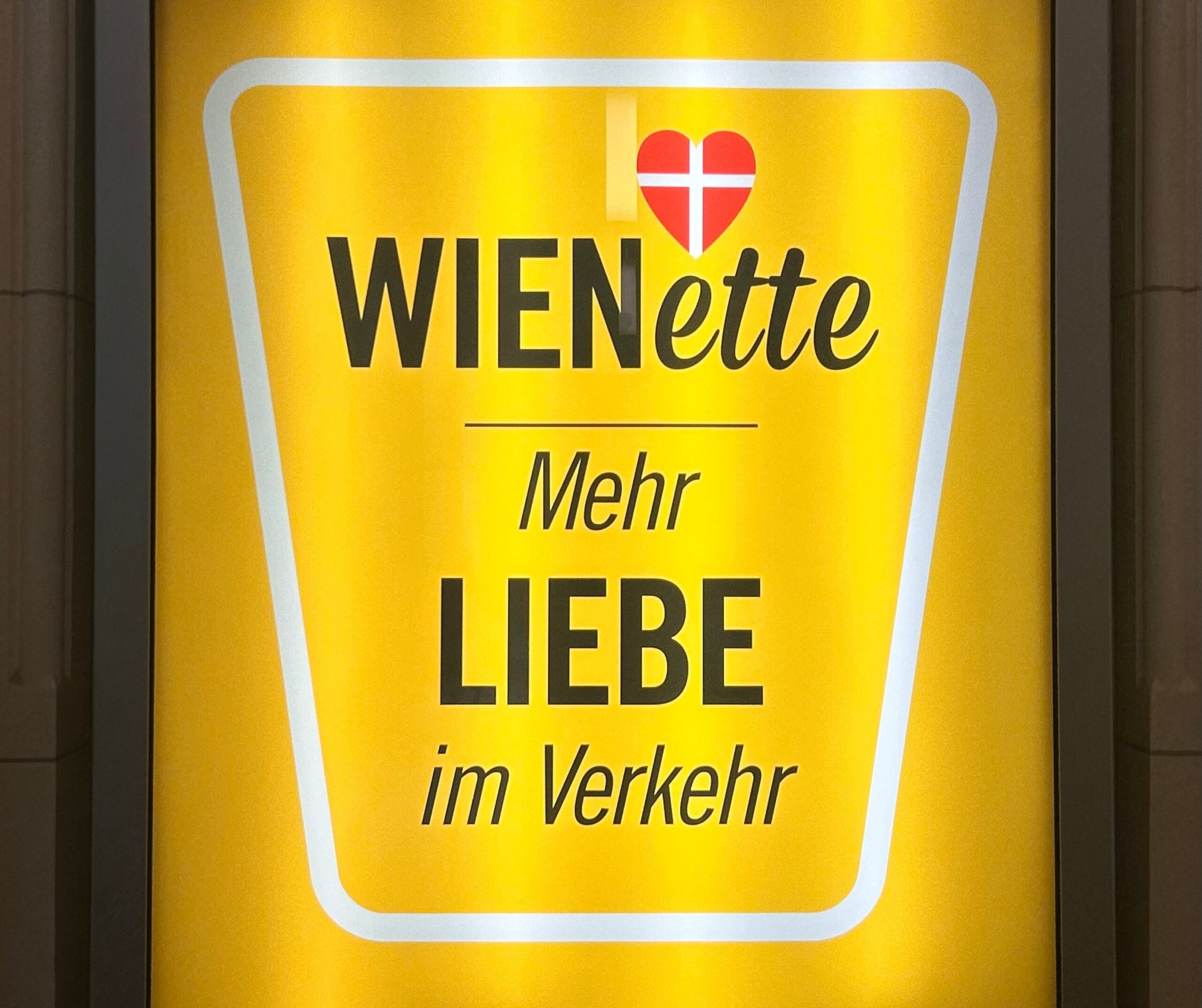 Ein Werbeplakat mit der Aufschrift ,,WIENette Mehr LIEBE im Verkehr''