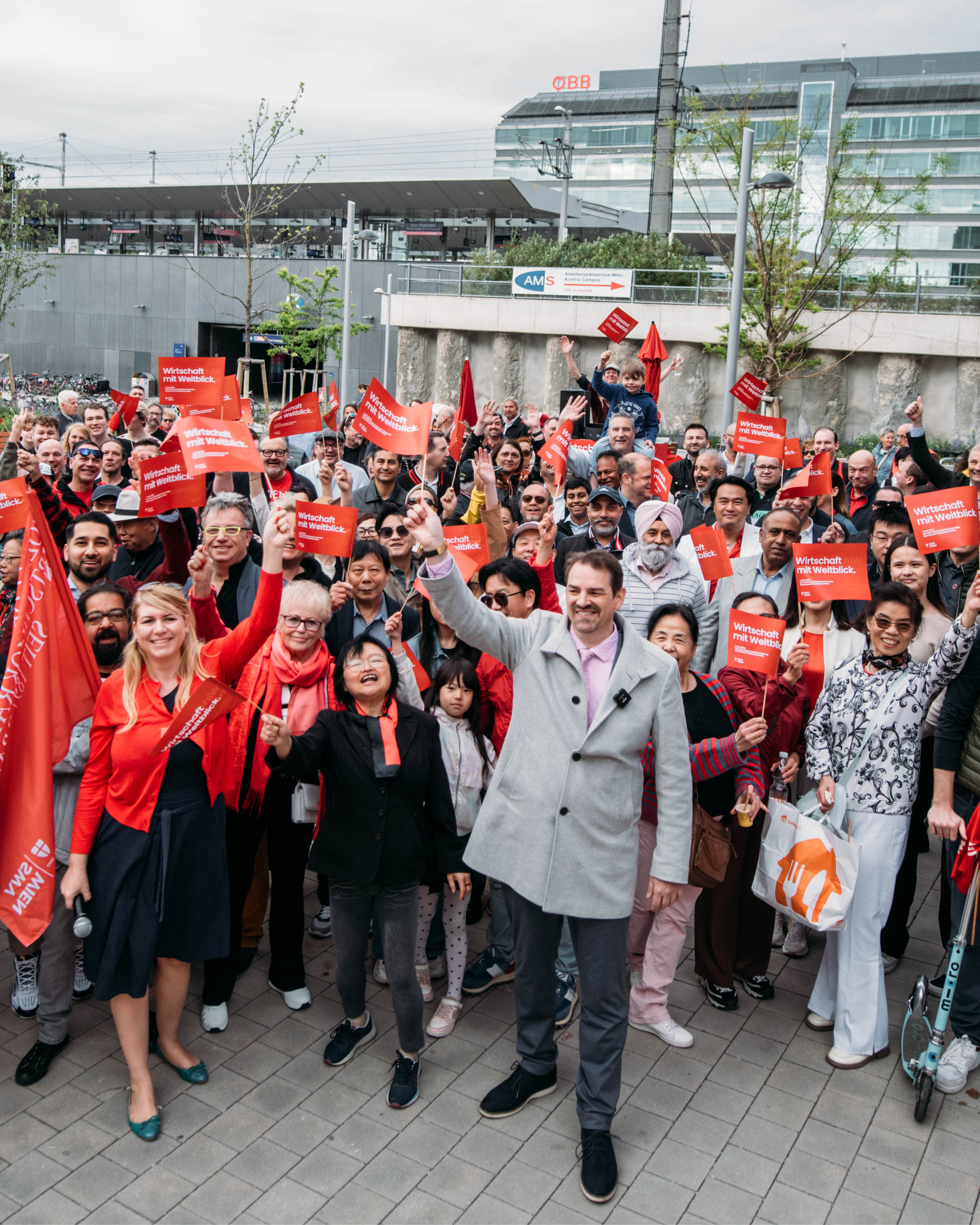 Über 200 SWV WIEN Mitglieder versammeln sich vor dem Haus der Wiener Wirtschaft für ein Gruppenfoto bevor sie zum Maiaufmarsch aufbrechen.