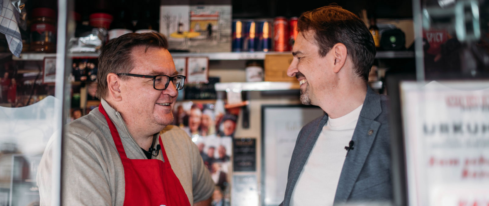 René Kachlir und Marko Fischer im Würstelstand zum Scharfen René.