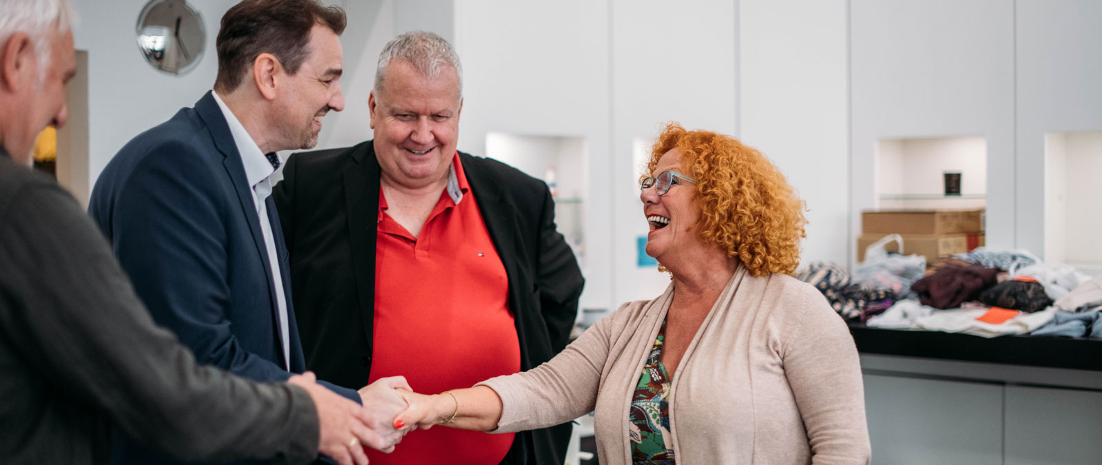 SWV WIEN Präsident Marko Fischer schüttelt die Hand einer Selbstständigen in ihrem Geschäft.