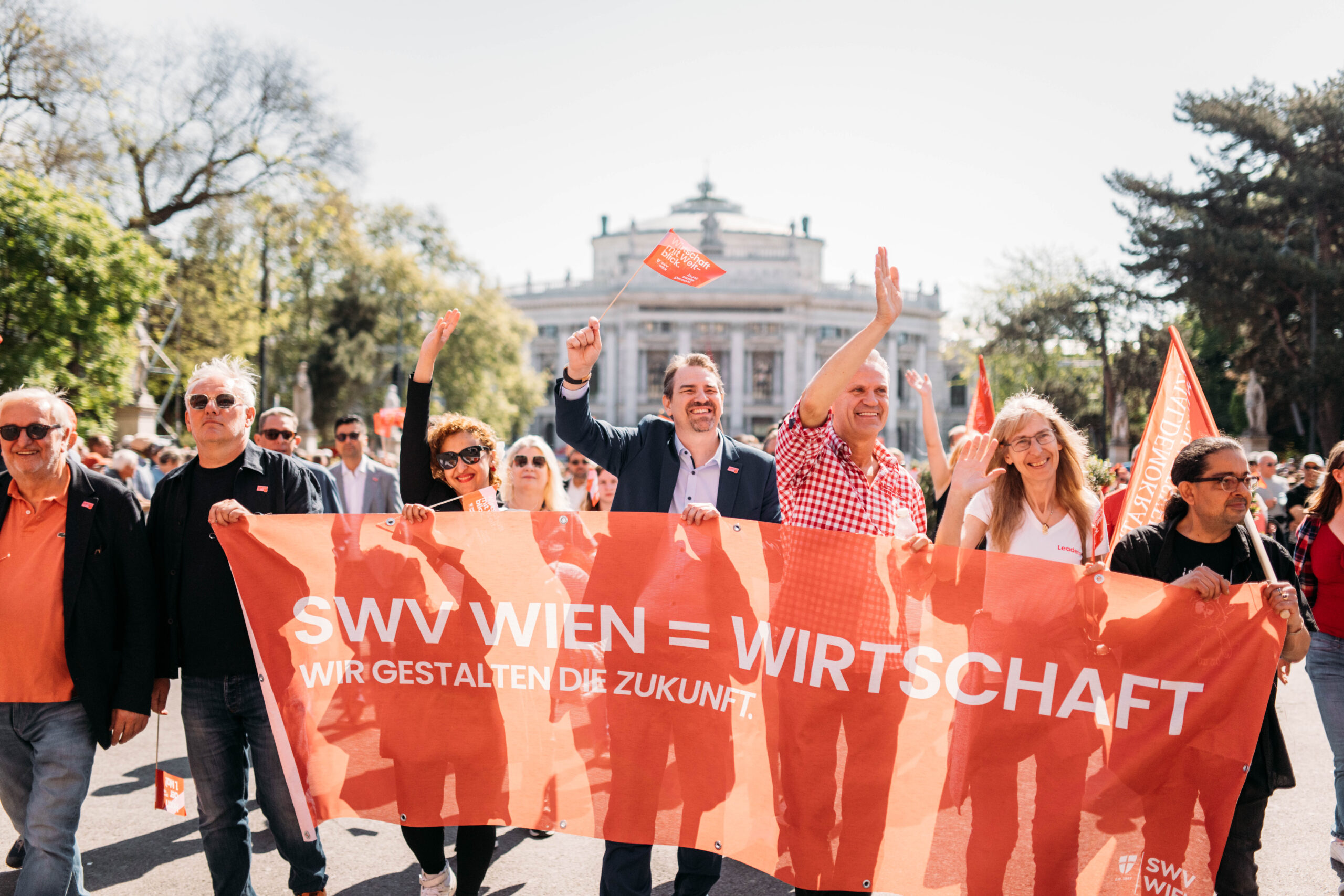 SWV Österreich Präsident Christoph Matznetter, Andre Stolzlechner, Farangis Firozian, SWV WIEN Präsident Marko Fischer, Norbert Zauner, Elisabeth Mannsberger und Amir Peyman beim Maiaufmarsch 2025 am Rathausplatz