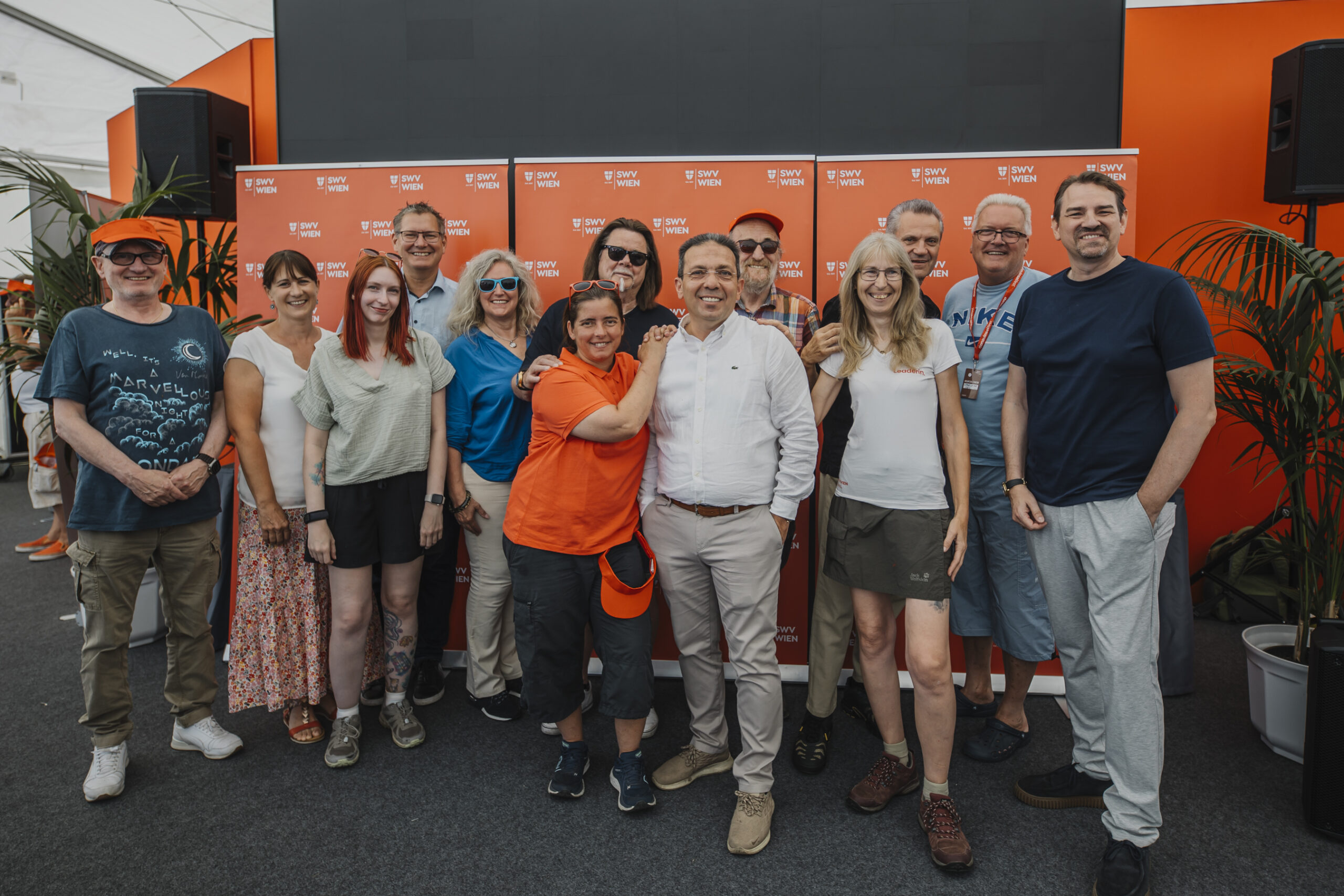 Funktionäre der SWV WIEN posieren für ein Gruppenfoto.