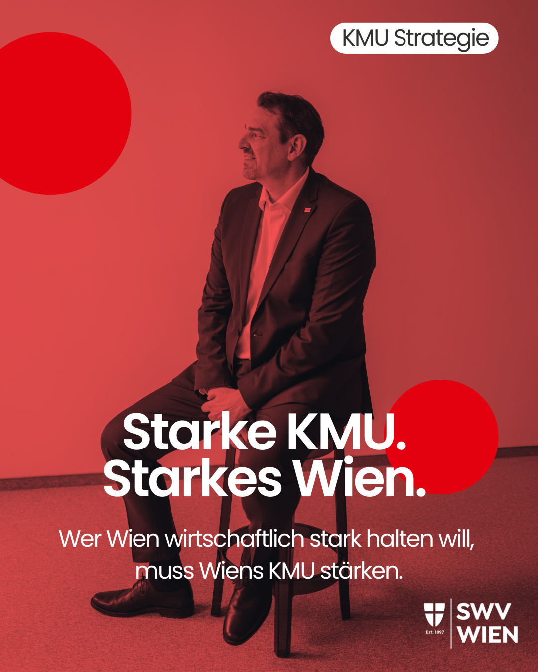 Ein rotes Plakat mit der Überschrift "Wir brauchen eine KMU Strategie! Günstige Strompreise, Lohnnebenkosten senken und Bürokratie abbauen für KMU." Im Hintergrund sitzt Marko Fischer auf einem Sessel.