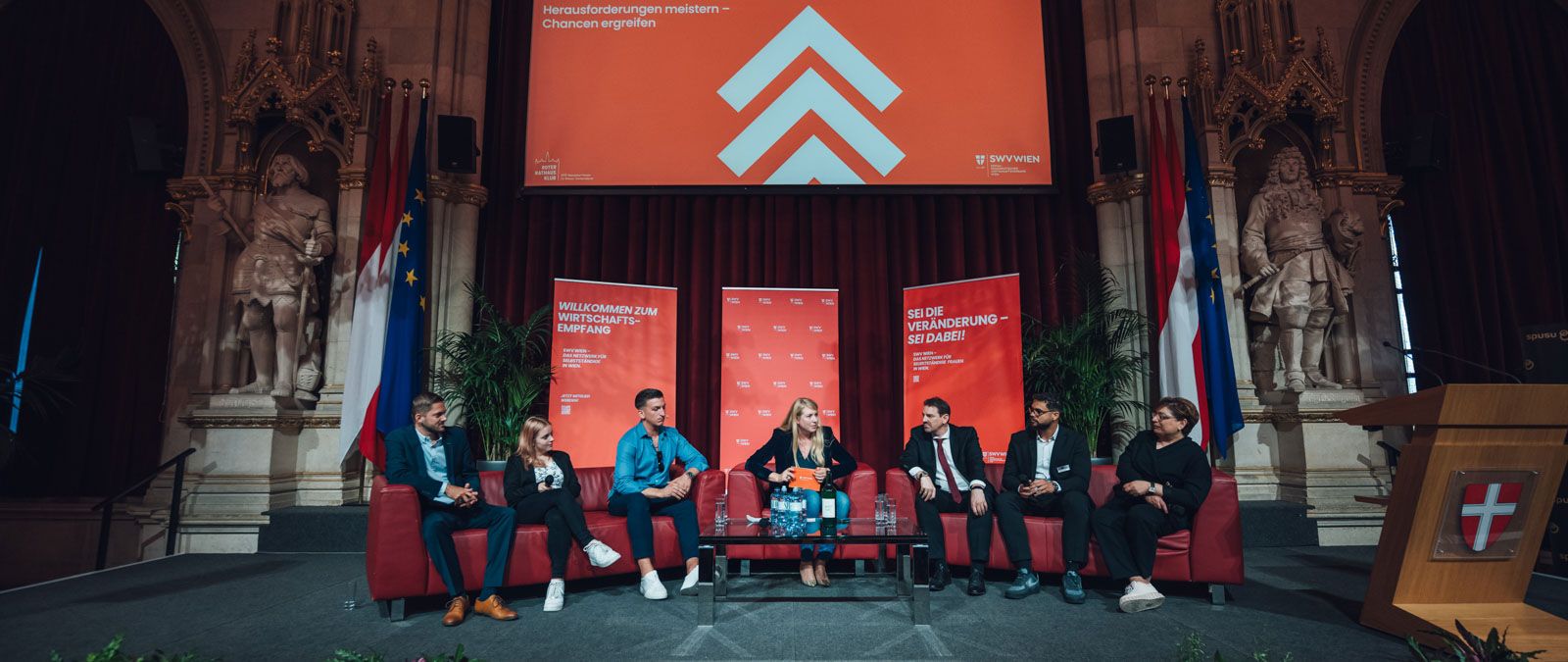 Podiumsitzung rund um das Thema Lehre im Rathaus. SWV WIEN Präsident Marko Fischer, Geschäftsführerin Elisabeth Hakel, Influencer Satansbratan, Unternehmerin Gülten Karagöz und 3 weiterere junge Menschen sitzen auf dem Podium und diskutieren miteinander.